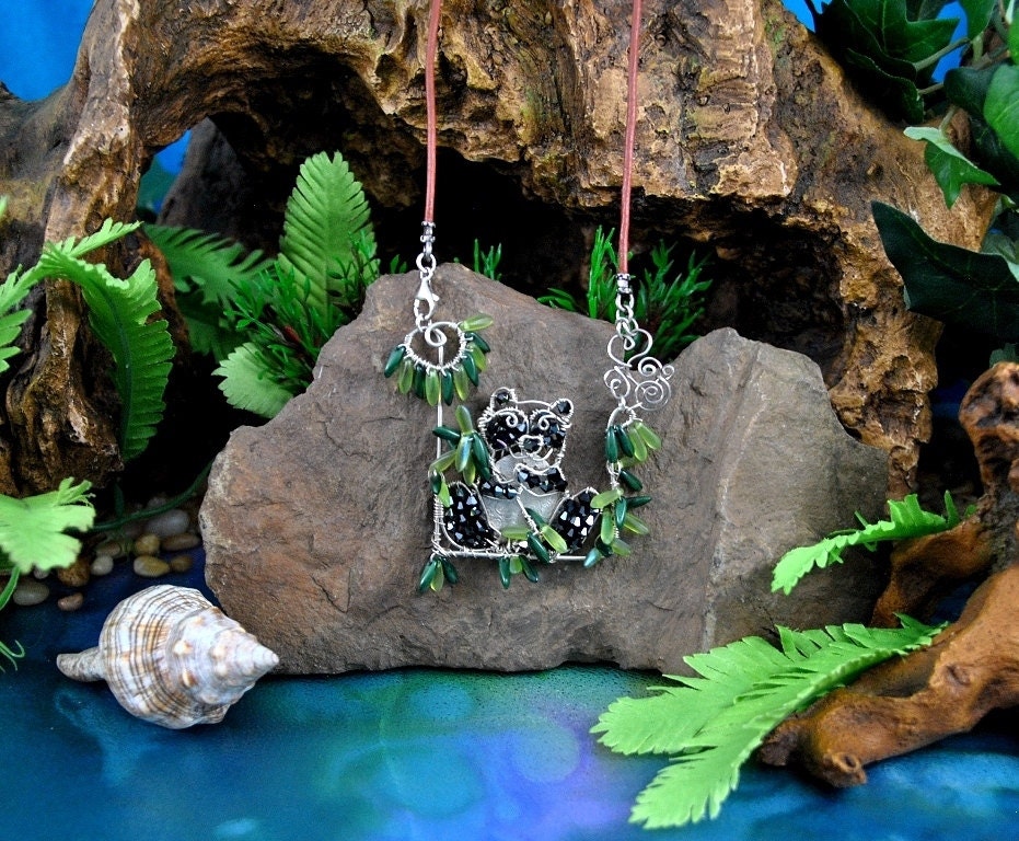 Draht-Skulptur Panda Halskette/sterling Mit Grünen Und Schwarzen Perlen Auf Leder Cord Vintage Figural ~ Artisan Unterzeichnet Wbj Draht-Skulptur Panda Halskette/sterling Mit Grünen Und Schwarzen Perlen Auf Leder Cord Vintage Figural ~ Artisan Unterzeichnet Wbj von AdaBlue
