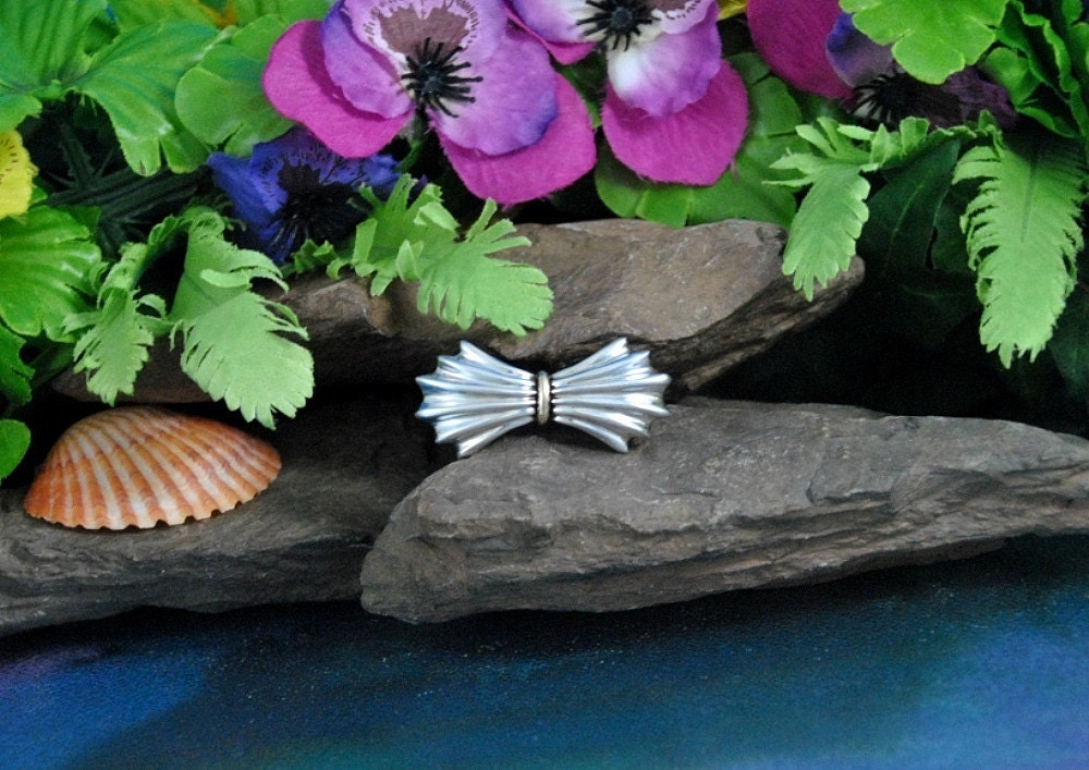 Vintage Sterling Silber Bogen Brosche, 14K Gold Akzent, Signiert Dpl von AdaBlue