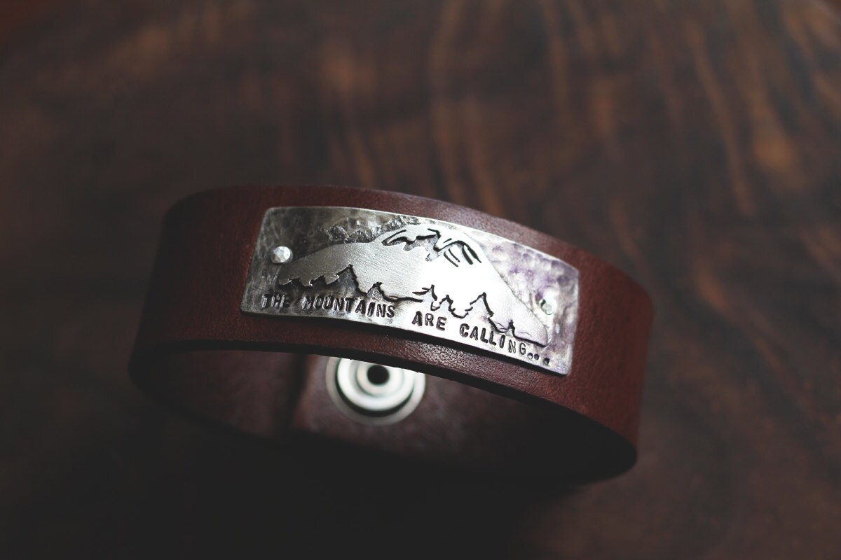 John Muir The Mountains Are Calling & I Must Go | Made To Order - Manschettenarmband Aus Leder John Muir The Mountains Are Calling & I Must Go | Made To Order - Manschettenarmband Aus Leder von AdaRosman