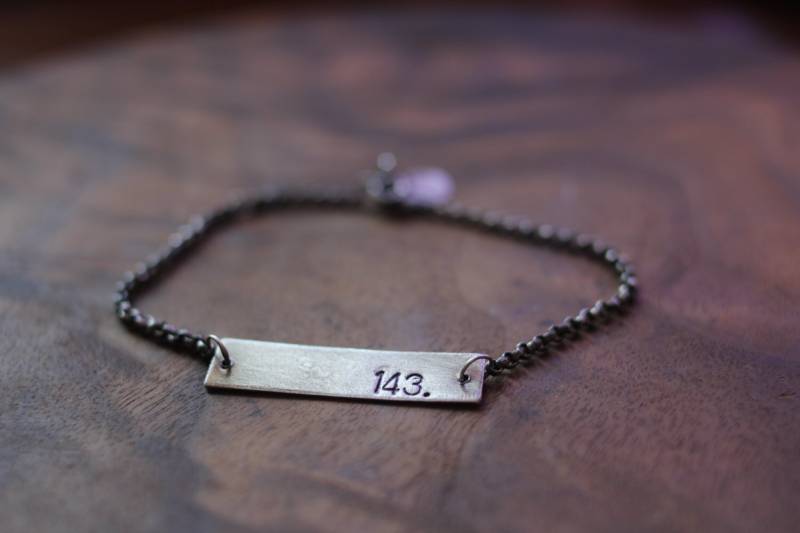 Personalisierte Armband Reversible Rechteck Bar Handgestempelt Unisex Typenschild | Massanfertigung von AdaRosman