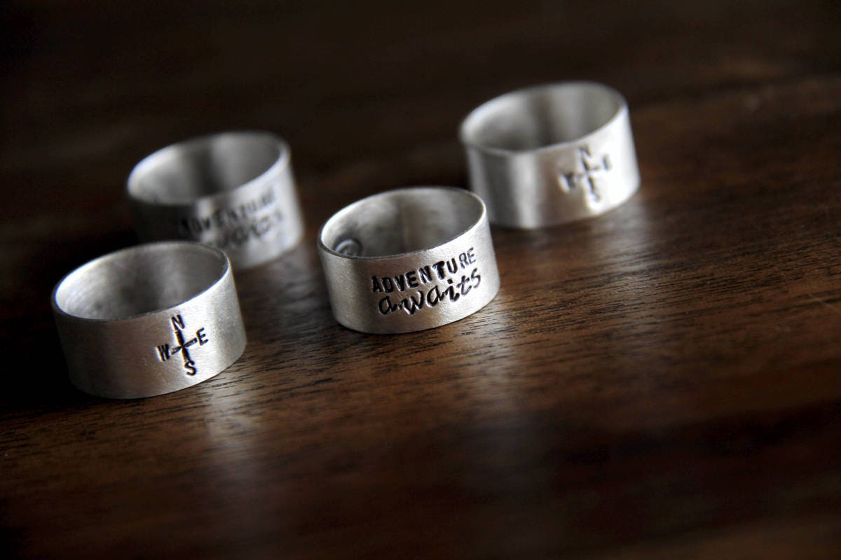 Wendering Kompass Auf Der Einen Seite Und Abenteuer Anderen | Made To Order - Ring Wendering Kompass Auf Der Einen Seite Und Abenteuer Anderen | Made To Order - Ring von AdaRosman