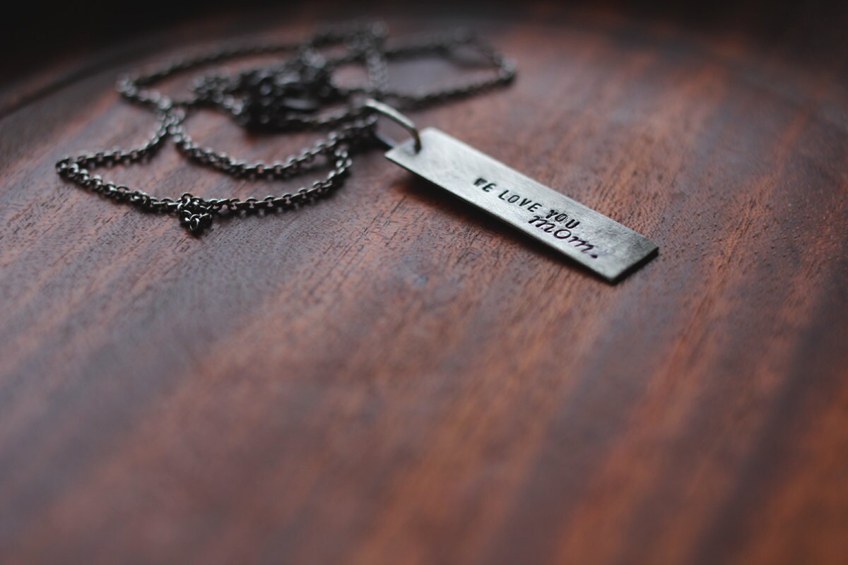 Wir Lieben Sie Mama Sterling Silber Stapeln Rechteck Hand Gestempelt Unisex Tag | Auf Bestellung Gemacht - Personalisieren Halskette Wir Lieben Sie Mama Sterling Silber Stapeln Rechteck Hand Gestempelt Unisex Tag | Auf Bestellung Gemacht - Personalisieren Halskette von AdaRosman