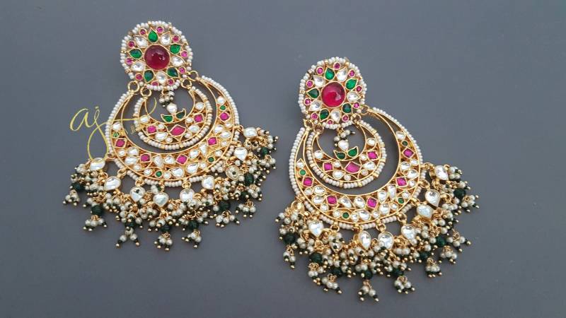 Sabyasachi Jewelry Kundan Chandbali Ohrringe Tika Navratan Steine Perlen Multi Color Designer Schmuck Kundan Adaa Jewels Sabyasachi Jewelry Kundan Chandbali Ohrringe Tika Navratan Steine Perlen Multi Color Designer Schmuck Kundan Adaa Jewels von AdaaJewels