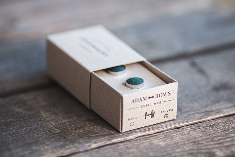 Dunkelgrüner Manschettenknopf Aus Stoff von AdamBowsHamburg