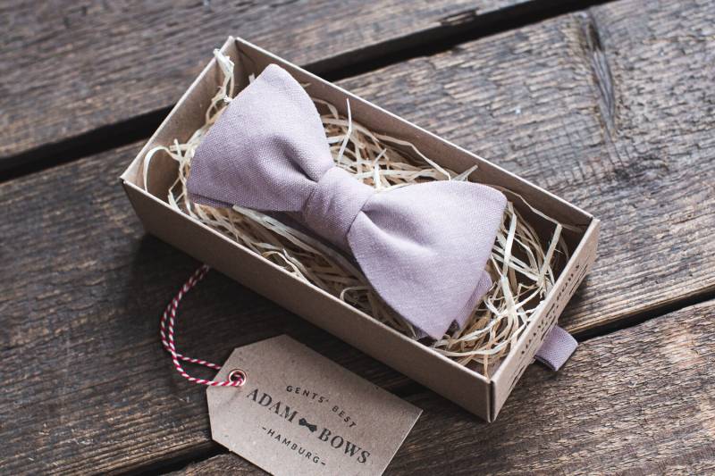 Flieder Herren Fliege Aus Leinen in Vintage Optik von AdamBowsHamburg