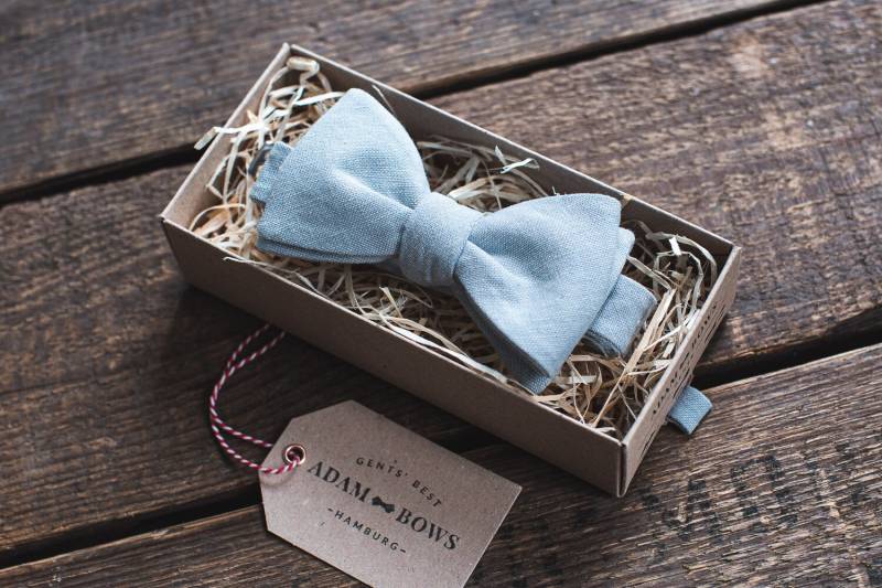 Hellblaue Herren Fliege Aus Leinen in Vintage Optik von AdamBowsHamburg