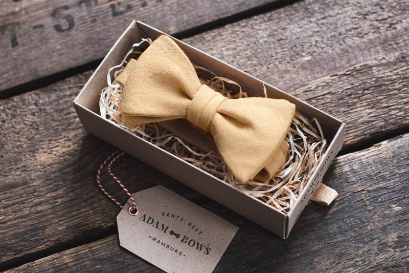 Herren Fliege Senfgelb Aus Leinen Im Vintage Boho Look von AdamBowsHamburg