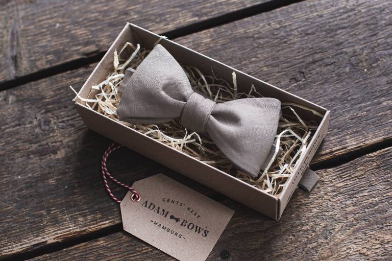 Herren Fliege in Taupe Aus Leinen Im Vintage Look von AdamBowsHamburg