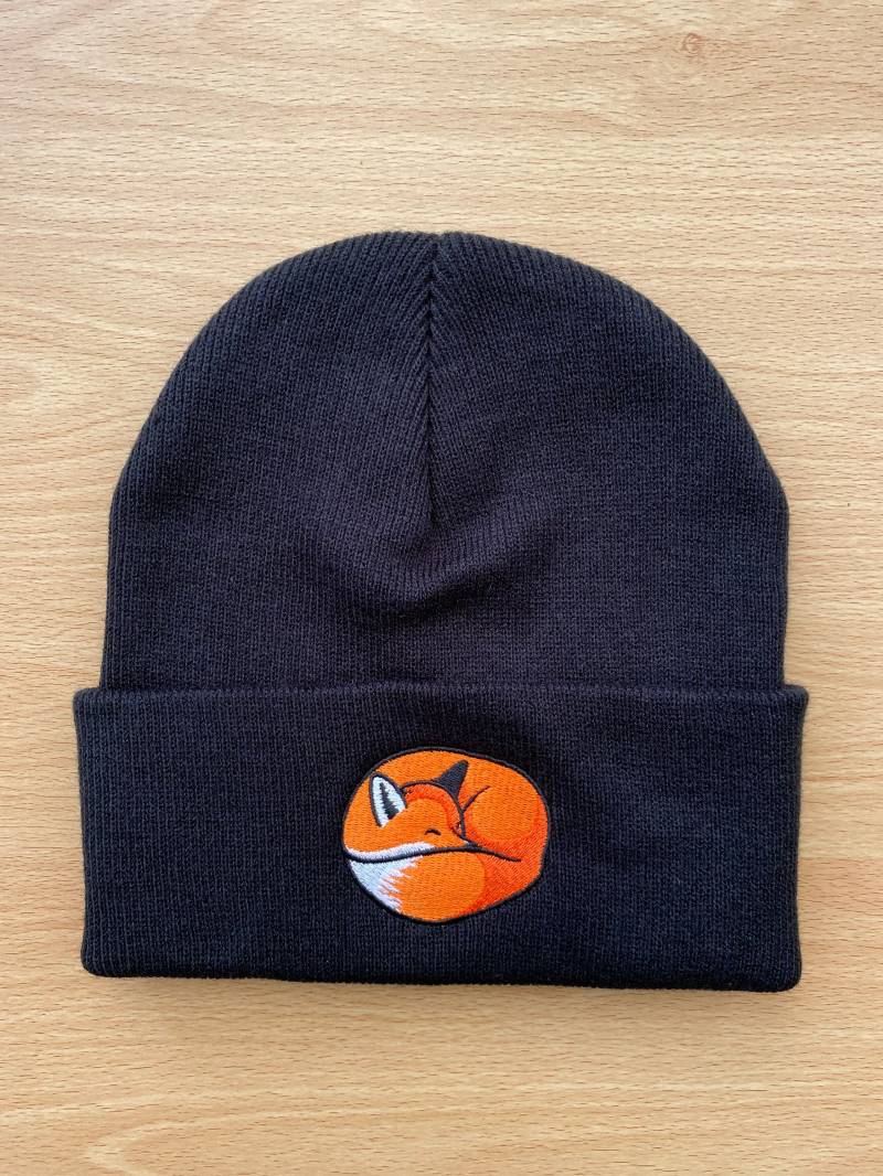 Schlafender Rotfuchs - Beanie Mütze von AdamEndacottArt