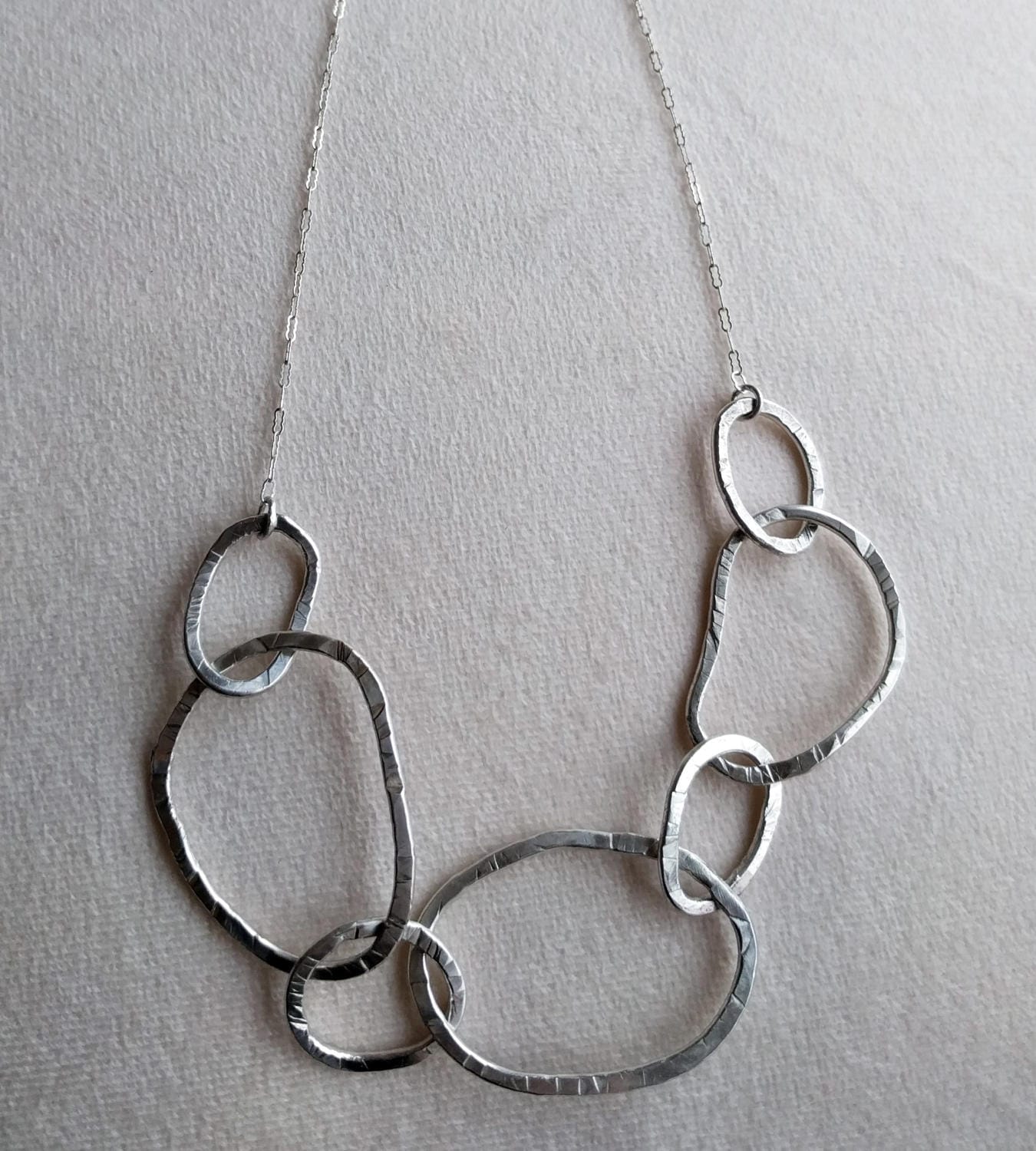 Das Leben Ist Nur Ein Traum, Sterling Silber Kreise Halskette, Kette, Einzigartiges Wunderschönes Handgefertigtes Gehämmertes Stück - Von Der Das Leben Ist Nur Ein Traum, Sterling Silber Kreise Halskette, Kette, Einzigartiges Wunderschönes Handgefertigtes Gehämmertes Stück - Von Der von AdamantineJewellery