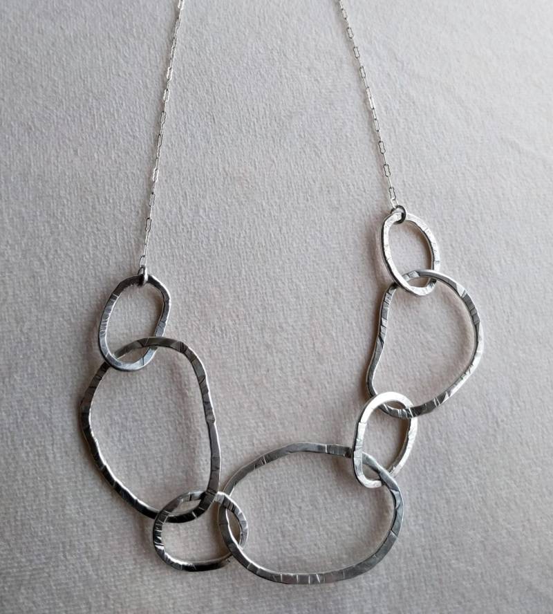 Das Leben Ist Nur Ein Traum, Sterling Silber Kreise Halskette, Kette, Einzigartiges Wunderschönes Handgefertigtes Gehämmertes Stück - Von Der Das Leben Ist Nur Ein Traum, Sterling Silber Kreise Halskette, Kette, Einzigartiges Wunderschönes Handgefertigtes Gehämmertes Stück - Von Der von AdamantineJewellery