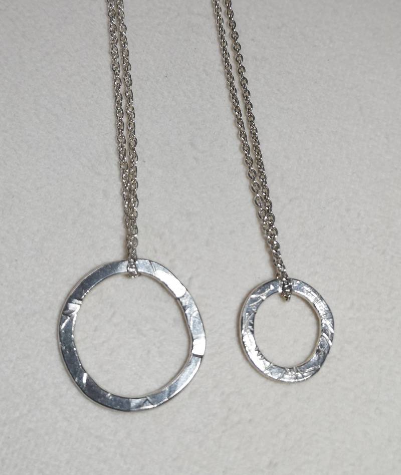 Für Immer, Handgefertigte Halskette Aus Sterlingsilber, Silberkreis, Kette Einzigartiges, Leicht Zu Tragendes Gehämmertes Stück, Ewigkeitskreis, Bff Für Immer, Handgefertigte Halskette Aus Sterlingsilber, Silberkreis, Kette Einzigartiges, Leicht Zu Tragendes Gehämmertes Stück, Ewigkeitskreis, Bff von AdamantineJewellery