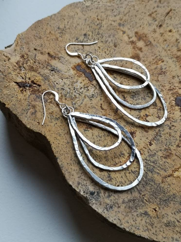 Wild Und Frei Beruhigend Strukturiert, Sterling Silber Dreifach Birnenförmige Creolen, Einzigartige Handgefertigte Gehämmerte Stücke Wild Und Frei Beruhigend Strukturiert, Sterling Silber Dreifach Birnenförmige Creolen, Einzigartige Handgefertigte Gehämmerte Stücke von AdamantineJewellery