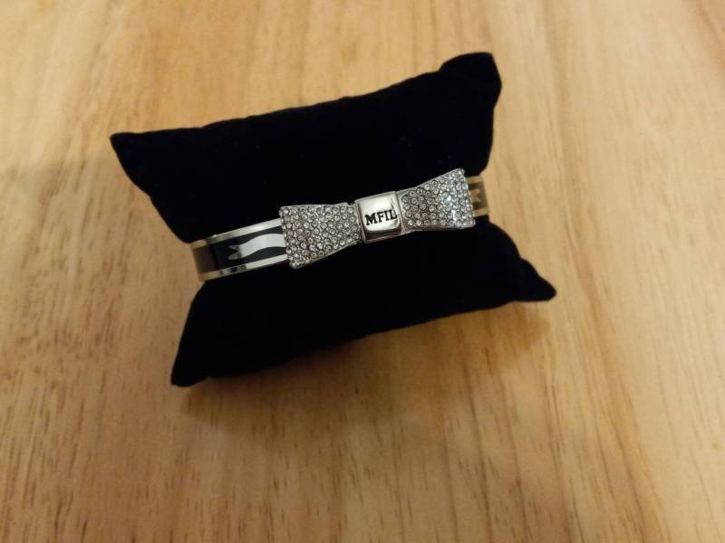Brighton My Flat in London Windsor Schwarz Emaille Kristall Bogen Silber Klapp Armreif Armband von AdamsVintageFinds