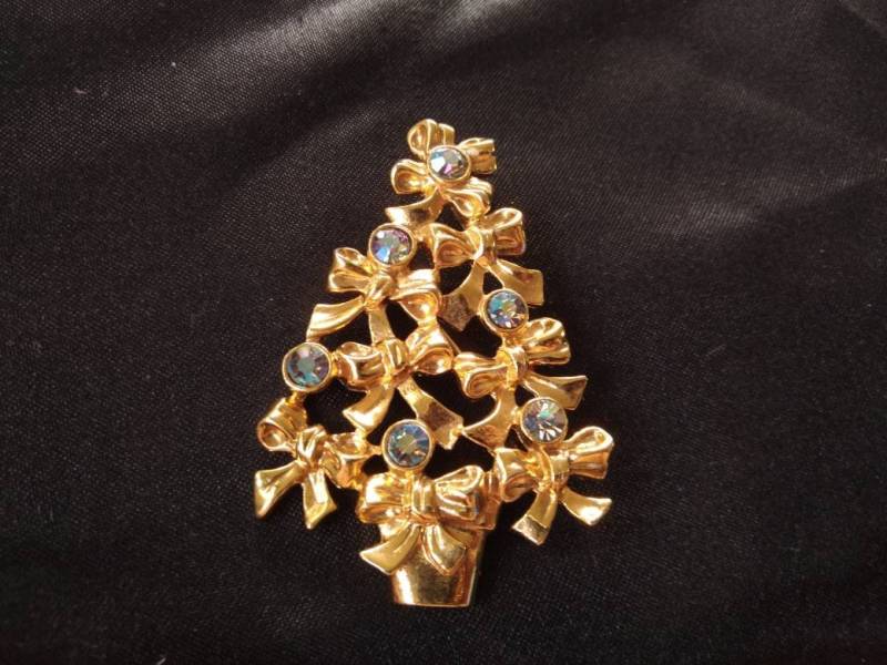 Goldfarbene Avon Tannenbaum Brosche Anstecknadel von AdamsVintageFinds