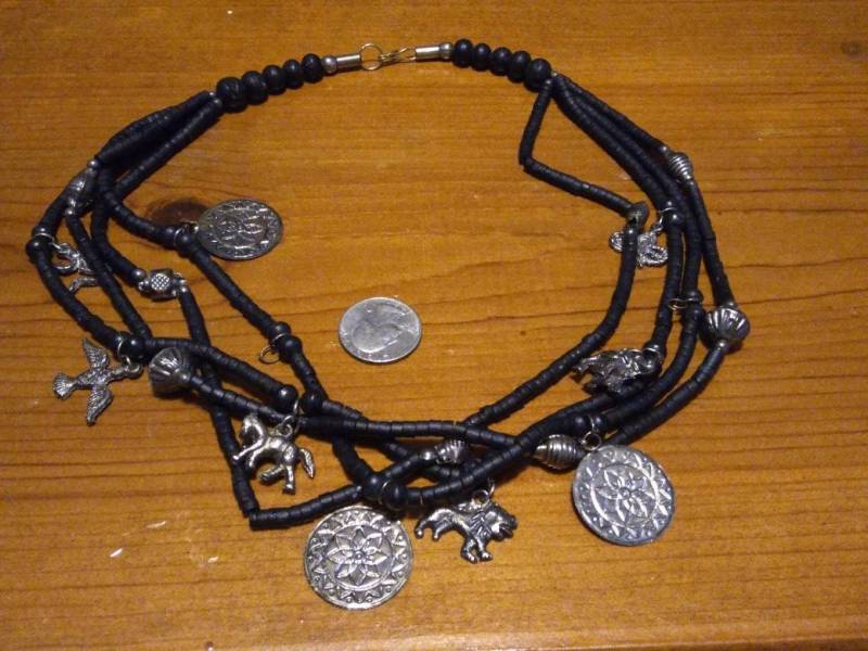 Vierreihige Schwarze Perlenkette Mit Tieranhängern von AdamsVintageFinds