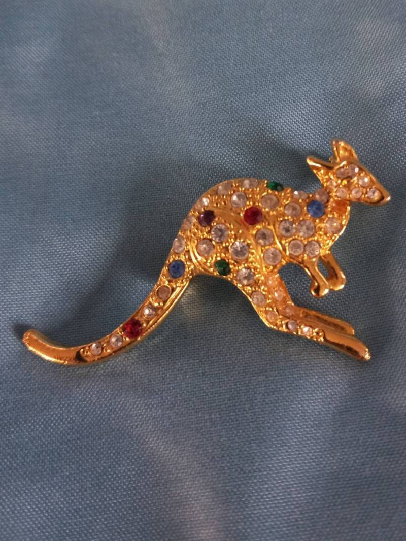 Vintage Goldtone Känguru in Multi Farbe Kristalle Pin Brosche Bedeckt von AdamsVintageFinds