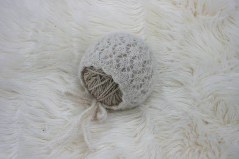 Neugeborenen Mütze, Newborn Bonnet, Neugeborenen Requisiten, Baby Mütze, Baby Fotografie Requisiten, Alpakaund Seide von Adaphotoprops