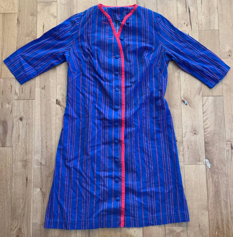 Vintage Womens Gestreiftshirt Shirt Kleid Der 1990Er Jahre Blau Und Rot Pin Streifen Mit Stoff Knöpfe V Hals Halbärmel Eine Linie Über Dem Knie von Adawegamig