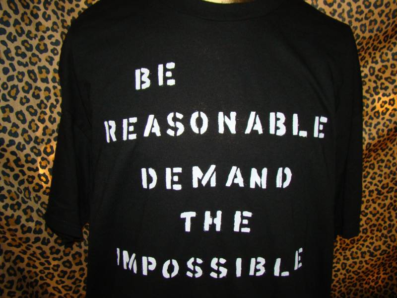 Seien Sie Vernünftige Nachfrage Das Unmögliche Aufrührer-stil-Shirt von AddictedToChaos