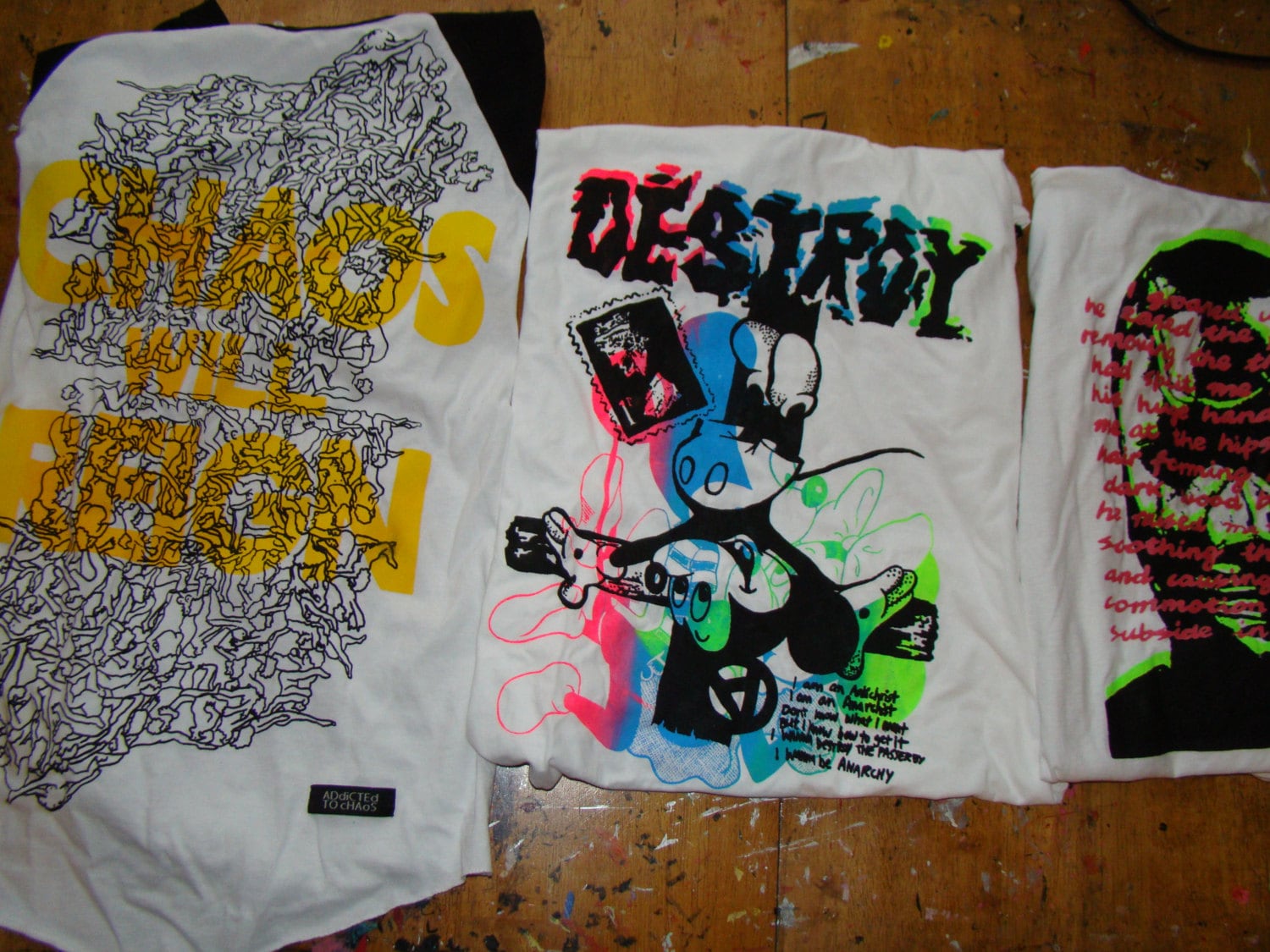 Sie Wählen - Kombinieren 2 Bildschirme Meiner Designs Für Ein Von Einer Art Weißen Kurzarmhemd Sie Wählen - Kombinieren 2 Bildschirme Meiner Designs Für Ein Von Einer Art Weißen Kurzarmhemd von AddictedToChaos