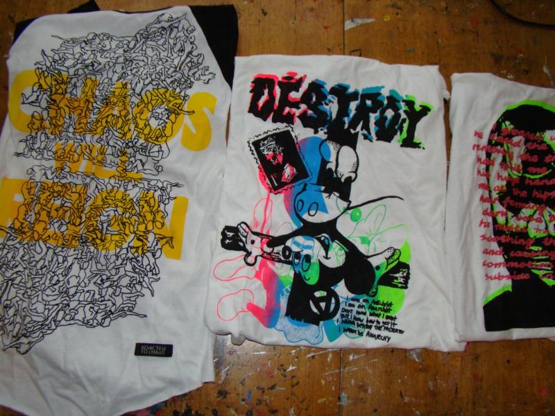 Sie Wählen - Kombinieren 2 Bildschirme Meiner Designs Für Ein Von Einer Art Weißen Kurzarmhemd Sie Wählen - Kombinieren 2 Bildschirme Meiner Designs Für Ein Von Einer Art Weißen Kurzarmhemd von AddictedToChaos