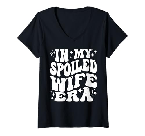 Damen In My Spoiled Wife Era Funny Spouse Marriage Anniversary T-Shirt mit V-Ausschnitt Damen In My Spoiled Wife Era Funny Spouse Marriage Anniversary T-Shirt mit V-Ausschnitt von Addictive Designs Family Merch