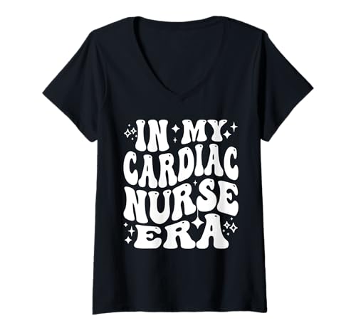 Damen In My Cardiac Nurse Era Retro Medical Pride T-Shirt mit V-Ausschnitt Damen In My Cardiac Nurse Era Retro Medical Pride T-Shirt mit V-Ausschnitt von Addictive Designs Medical Merch