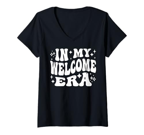 Damen In My Welcome Era, Hostesses, Hospitality Staff, Greeter T-Shirt mit V-Ausschnitt Damen In My Welcome Era, Hostesses, Hospitality Staff, Greeter T-Shirt mit V-Ausschnitt von Addictive Designs Merch