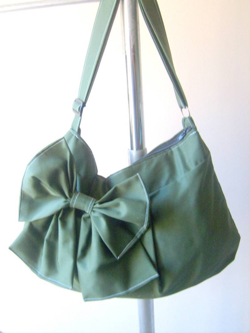 Handgefertigte Messengertasche Grün Mit Reißverschluß Und Verstellbaren Gurt von AddieLou