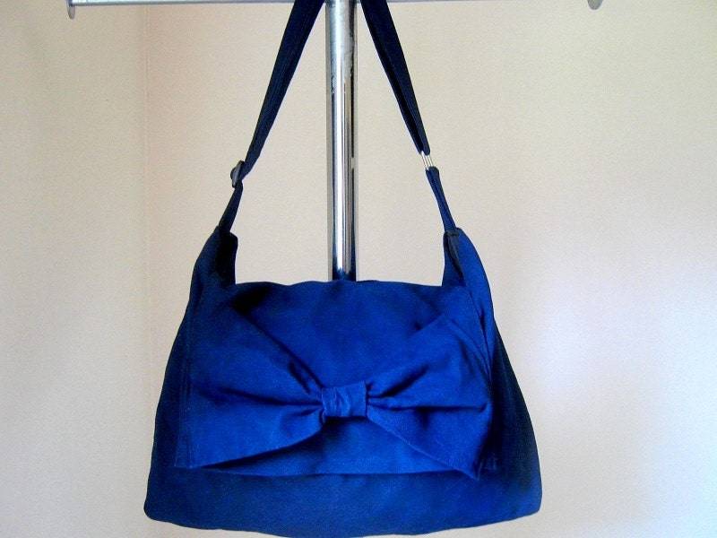 Handgefertigte Verstellbare Riemen Laptop Messenger Buchtasche in Navy Blau von AddieLou