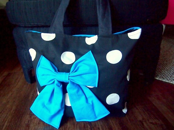 Handgemachte Schwarz-Weiß-Pünktchentasche Mit Blauer Schleife Und Rücken von AddieLou