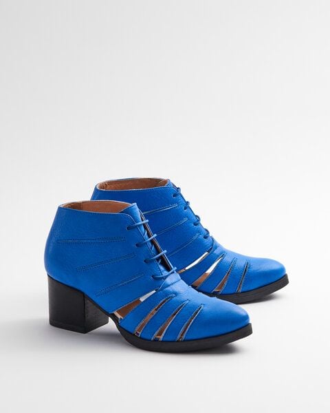 Addition Sustainable Apparel Cut Out Bright Blue - Stiefelette mit Lochmuster blau Damen Addition Sustainable Apparel Cut Out Bright Blue - Stiefelette mit Lochmuster blau Damen von Addition Sustainable Apparel