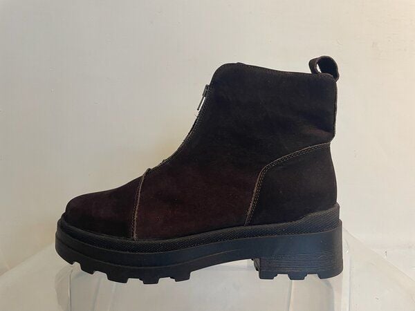 Addition - Boots mit Zip aus weichem Wildleder in braun Addition - Boots mit Zip aus weichem Wildleder in braun von Addition