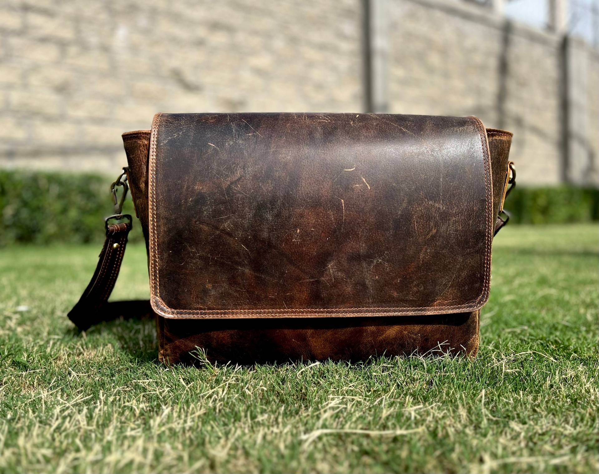 Vollnarben-Rindleder Umhängetasche Herren Leder Messenger Bag 15-Zoll-Laptoptasche, 18-Zoll-Leder-Laptoptasche Muttertagsspezial von AdeevaLeatherCrafts