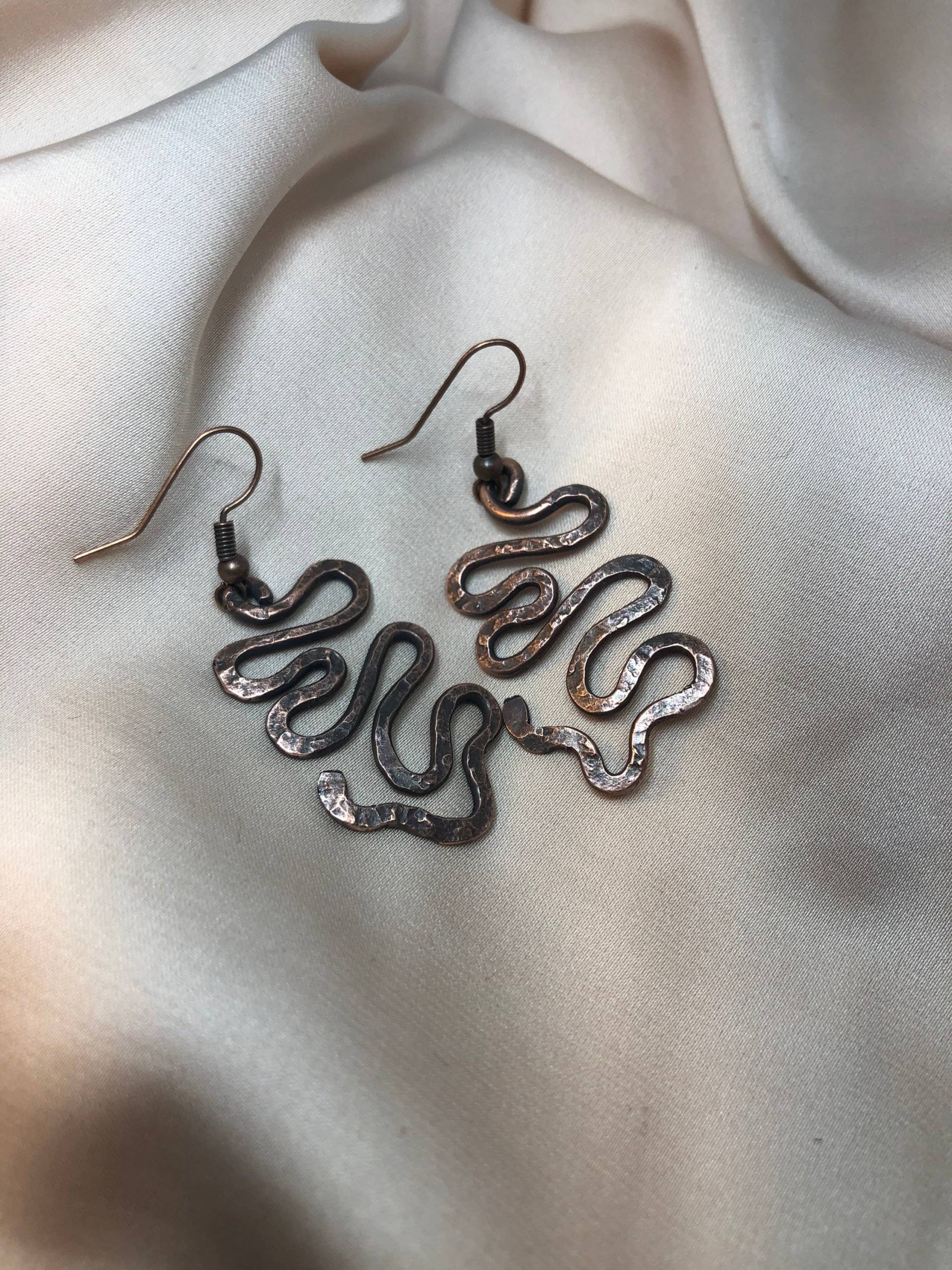 Handgemachter Kupferdrahtohrring, Abstrakter Einzigartiger Entwurfsschmuck, Gehämmerter Brutalistschmuck, Unregelmäßiger Rustikaler Schmuck Handgemachter Kupferdrahtohrring, Abstrakter Einzigartiger Entwurfsschmuck, Gehämmerter Brutalistschmuck, Unregelmäßiger Rustikaler Schmuck von AdelJewelry0
