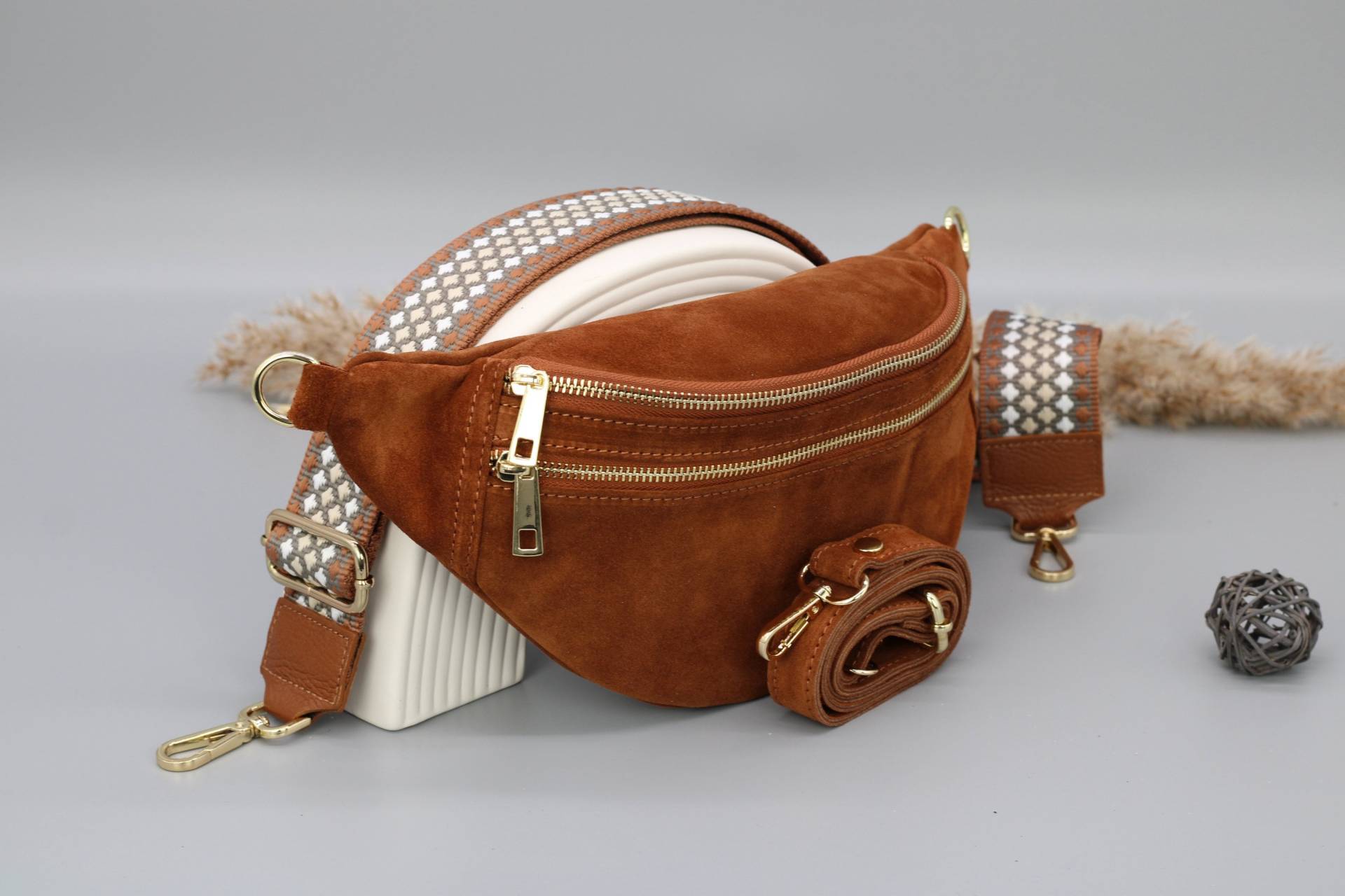 Cognac-Braune Wildleder-Bauchtasche Für Frauen Mit Zusätzlichen Gemusterten Riemenoptionen, Leder-Schultertasche, Crossbody-Tasche Verschiedenen von AdelLeather