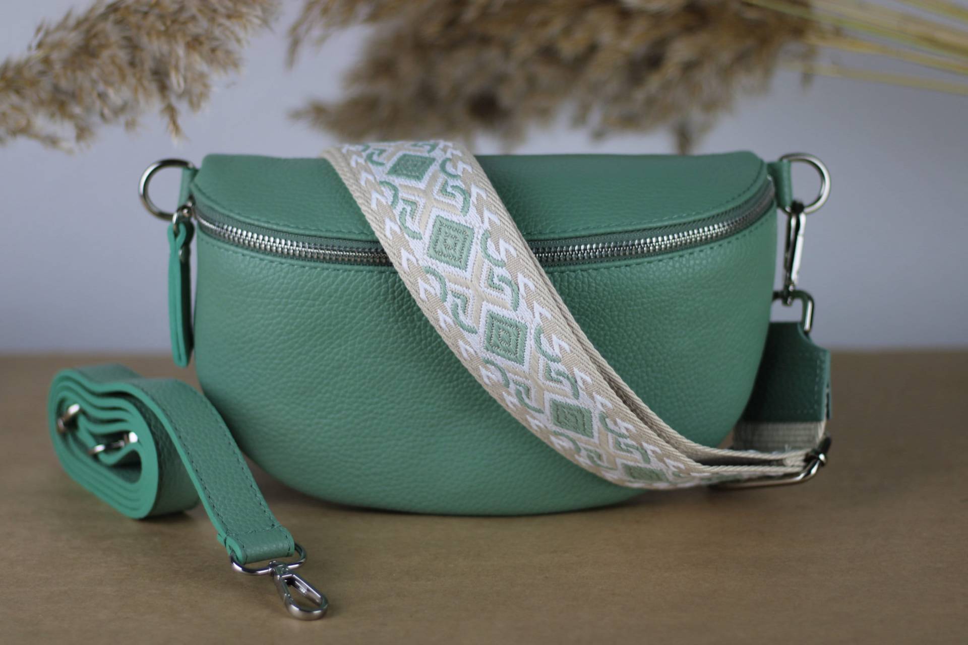 Mint Hellgrüne Leder Bauchtasche Für Frauen Mit Extra Gemusterten Riemen, Schultertasche, Crossbody Tasche Verschiedenen Größen von AdelLeather