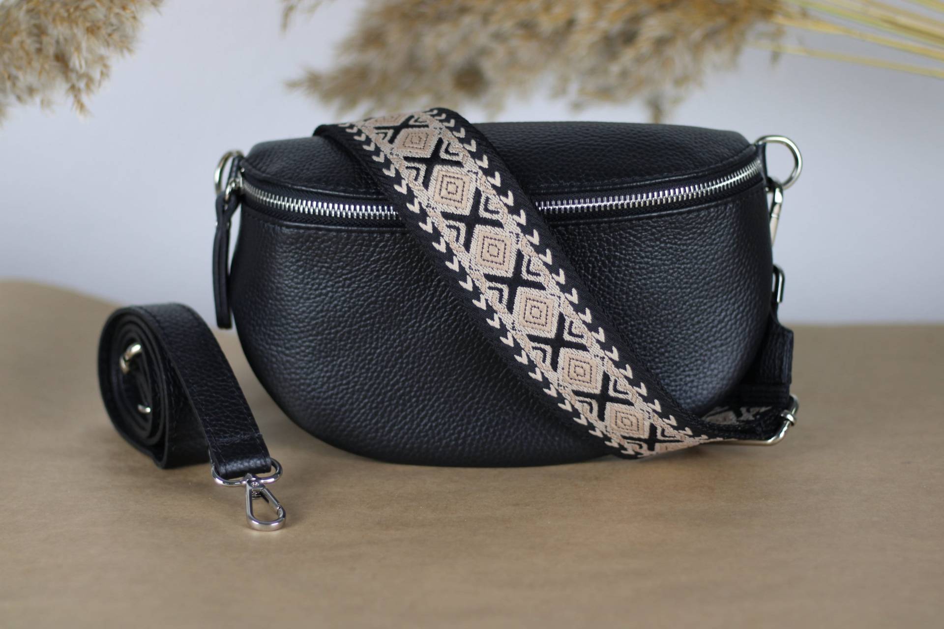 Schwarze Leder Bauchtasche Für Frauen Mit Extra Gemusterten Trägern, Schultertasche, Crossbody Tasche Verschiedenen Größen von AdelLeather