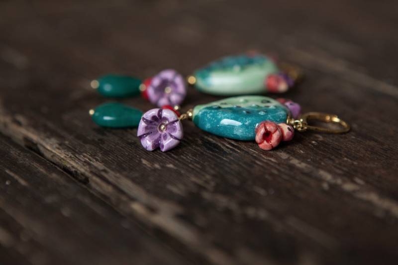 Kaktusfeigen-Ohrringe Aus Handglasierter Keramik Und Natursteinen von AdeleMuracegioielli