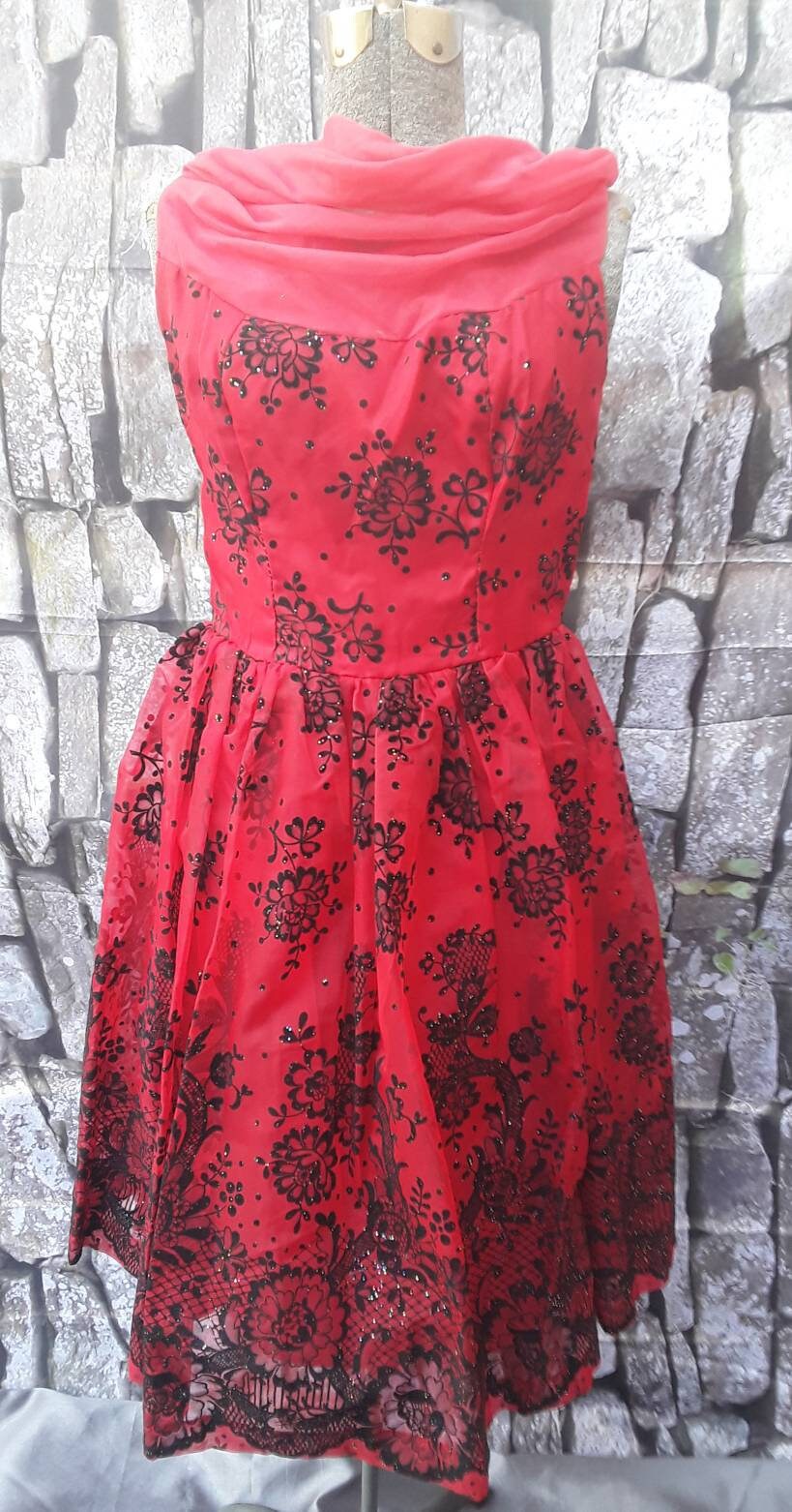 sty-Val Of Montreal Kirschrotes Partykleid Mit Schwarzem Samt Beflockt von AdelesVintageVariety