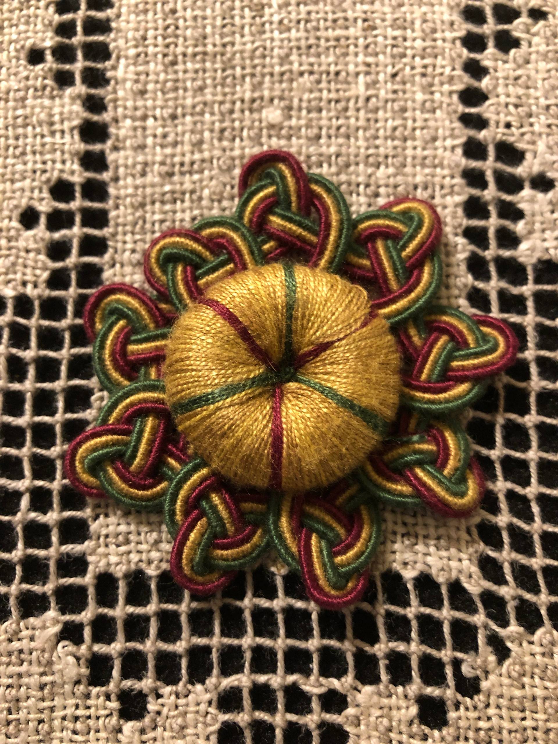 Jahrgang Posamenten Medaillon in Antik Gold, Bordeaux Und Grün von AdelineCompany