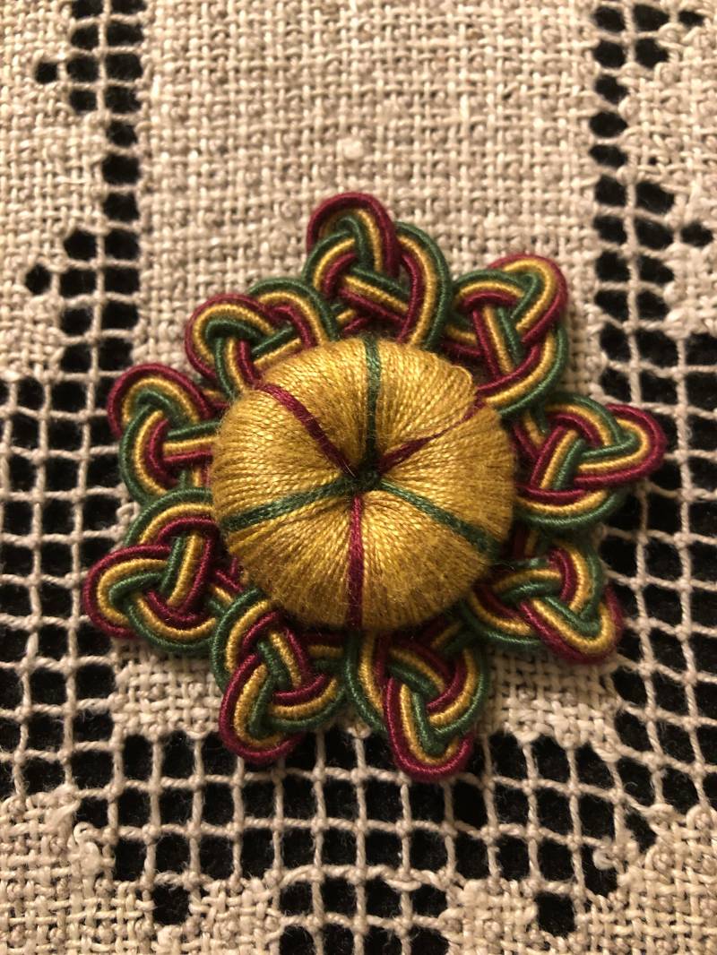 Jahrgang Posamenten Medaillon in Antik Gold, Bordeaux Und Grün von AdelineCompany