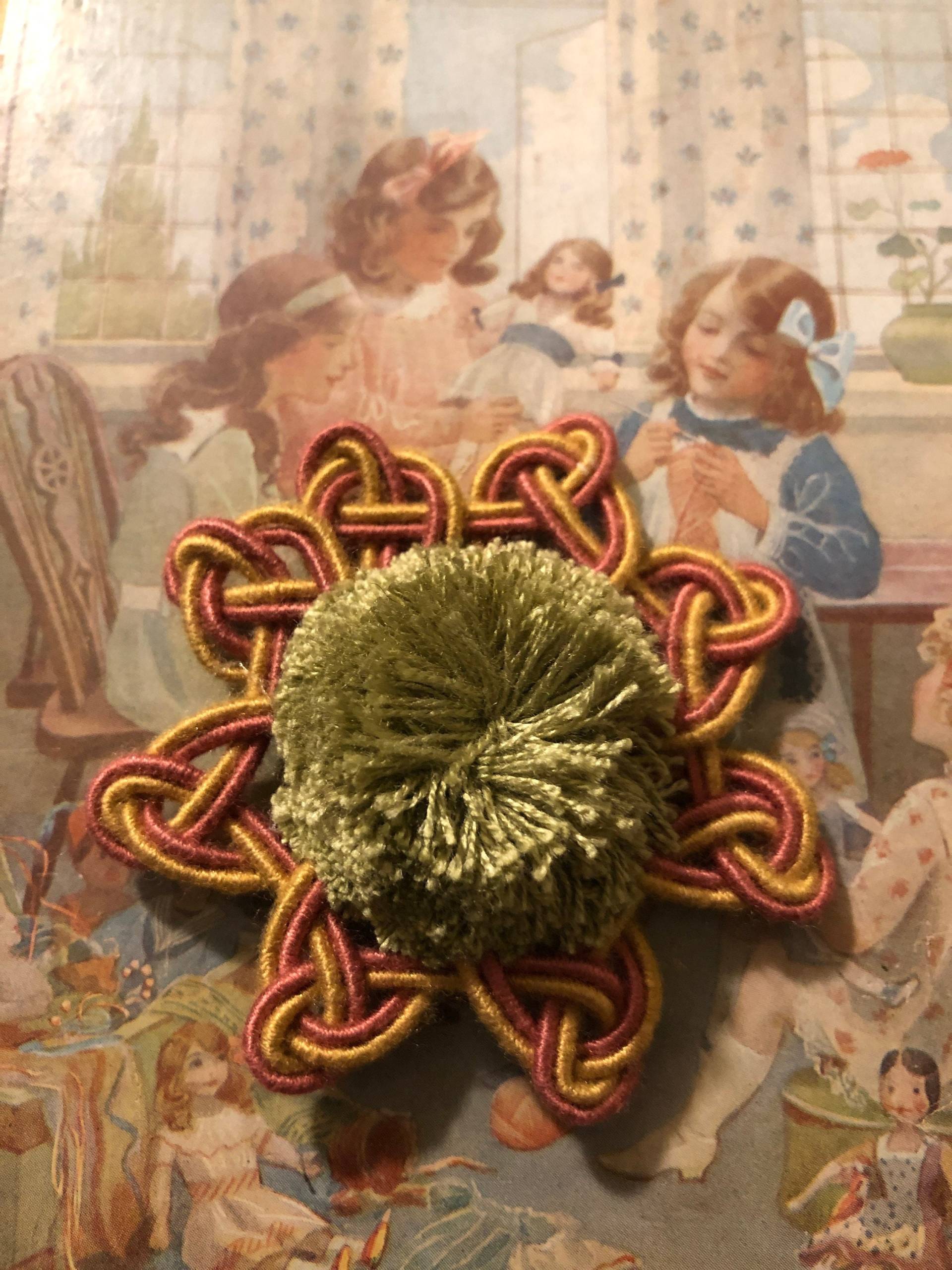 Jahrgang Posamenten Medaillon in Rosa, Gold Und Salbei Grün von AdelineCompany