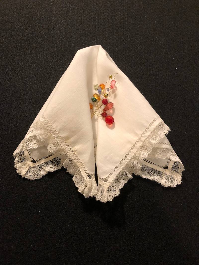 Jahrgang Taschentuch Elfenbein Leinen Mit Einer Süßen Nadelspitze Rüsche von AdelineCompany