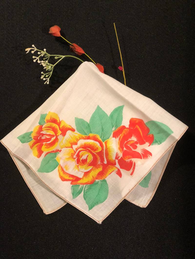 Jahrgang Taschentuch - Rot, Orange Und Gelbe Rosen Auf Baumwoll-Batist von AdelineCompany