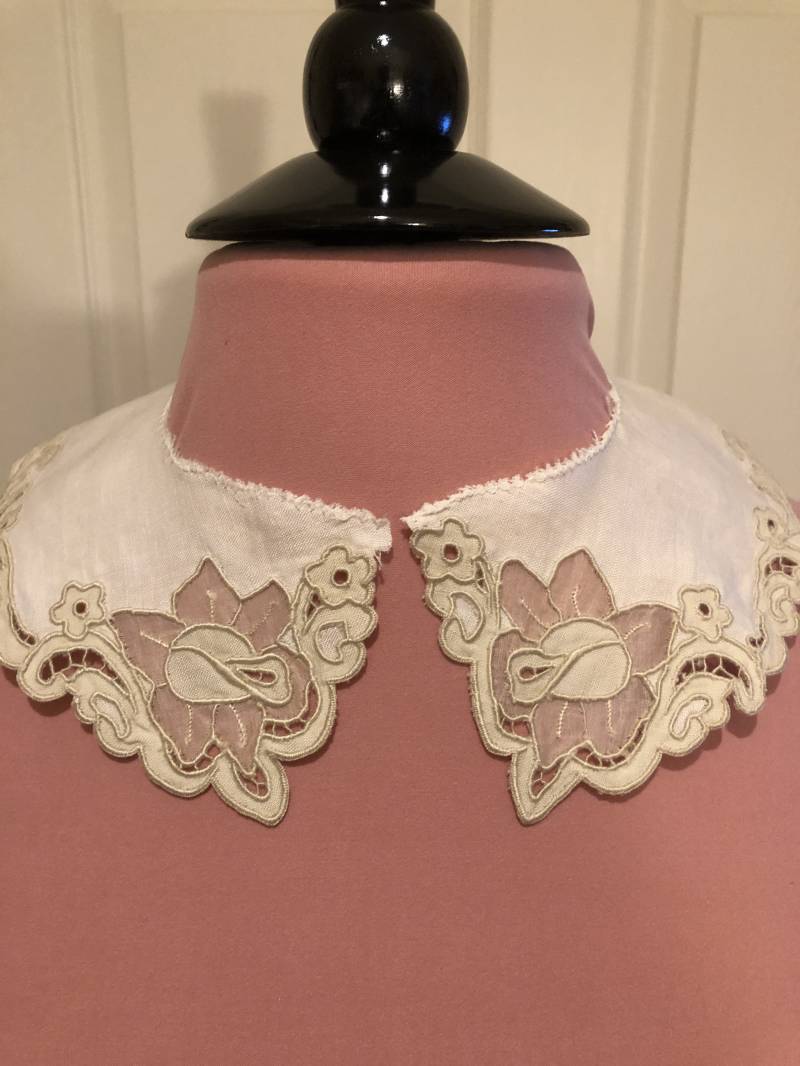 Oldtimer-Kragen - Hand Bestickt Ecru Leinen Halsband Mit Organza-Detail von AdelineCompany