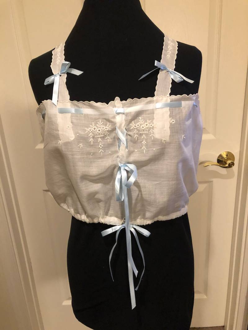 Untermauerung Mit Zarten Stickereien von AdelineCompany