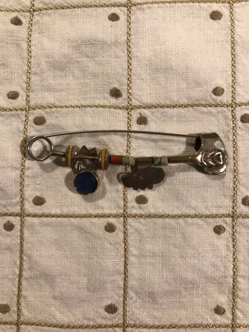 Vintage-Schmuck - Kunstvolle Sterling Pin Mit Perlen Und Anhänger von AdelineCompany