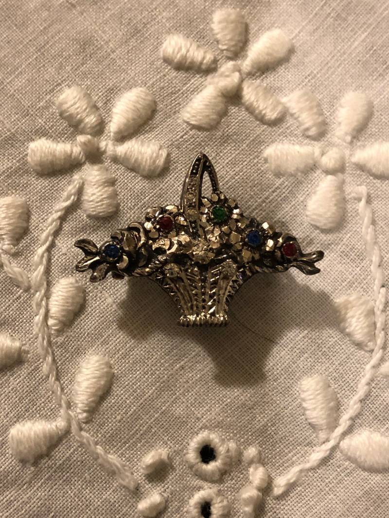 Vintage Schmuck - Süße Korb Von Blumen Pin von AdelineCompany
